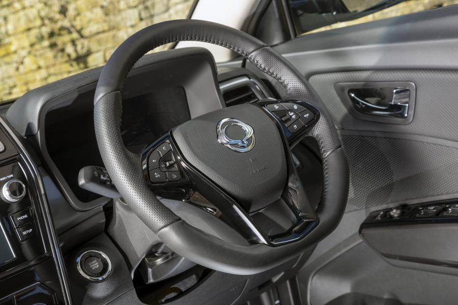 Панель приборов SsangYong Tivoli Ultimate 2020 года  (UK) (фото 46 из 63)